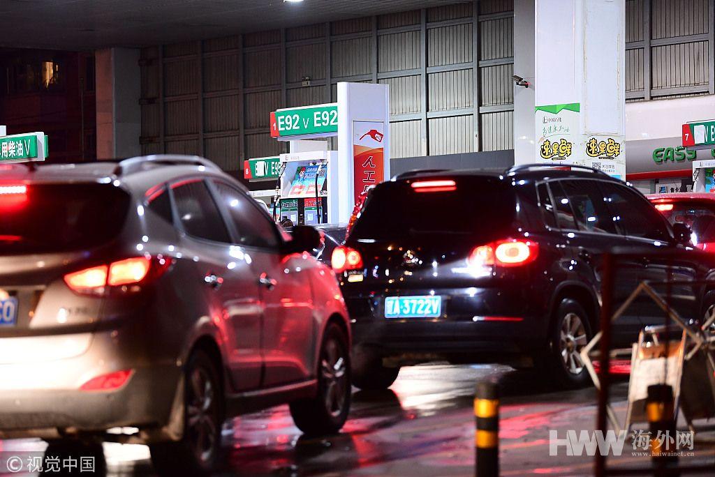国内成品油价迎年内第十涨 沈阳市民夜间加油