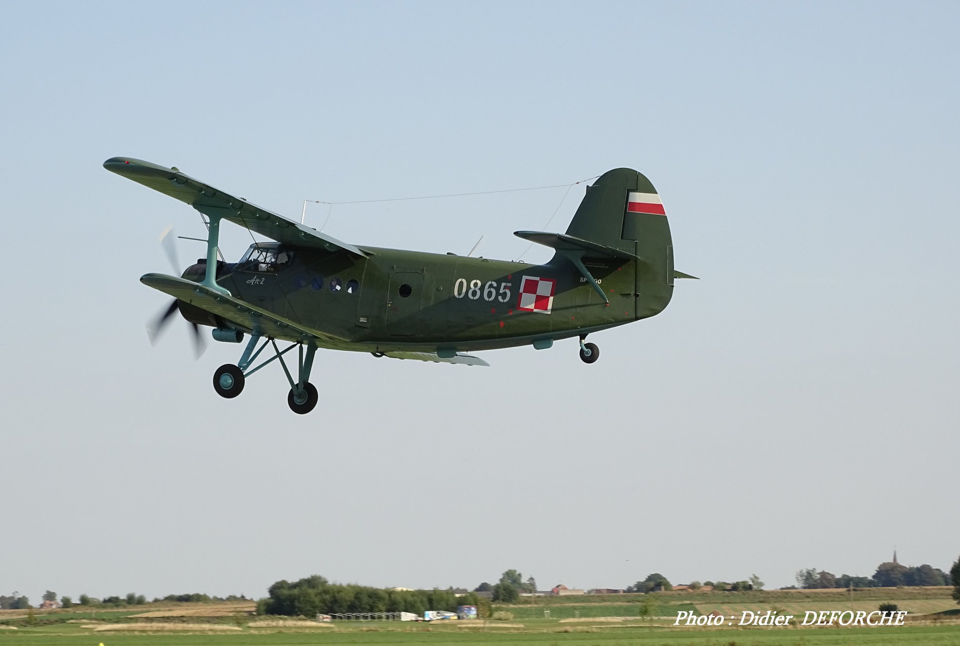 一架波兰的安-2运输机在法国安布雷-尼格尼斯机场降落时发生意外,机头