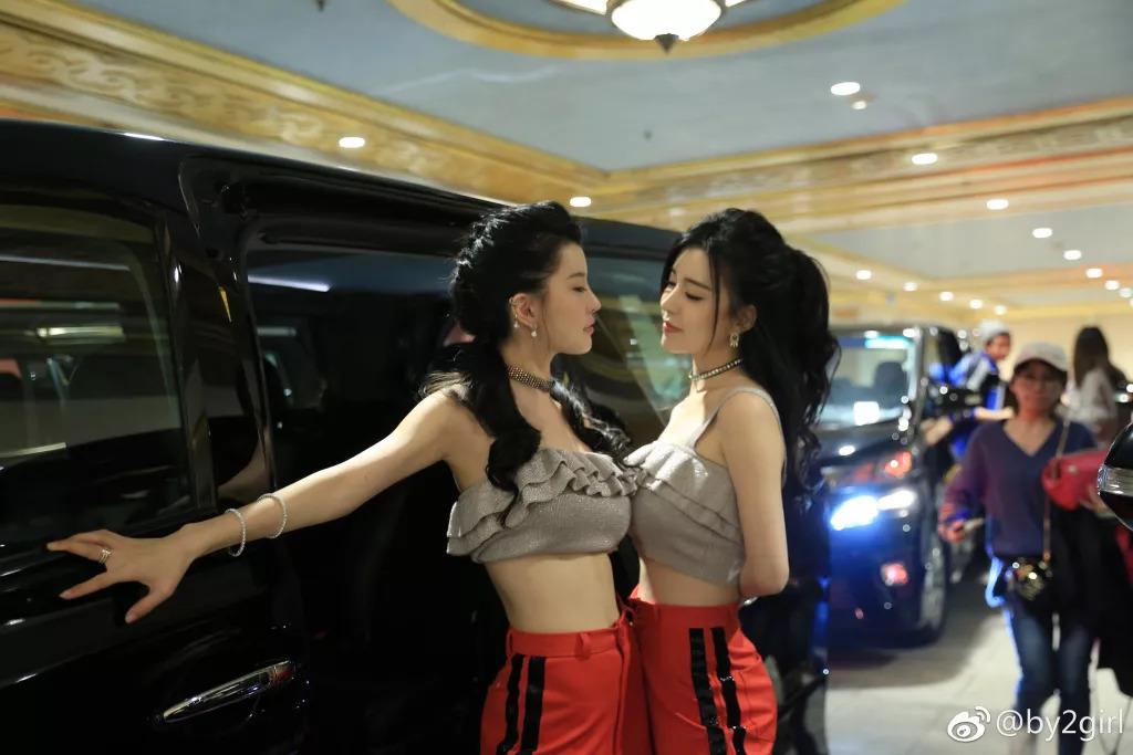 近日，by2的姐姐被媒体拍到深夜与男子相会，瞬间抓住了阿美的眼球。