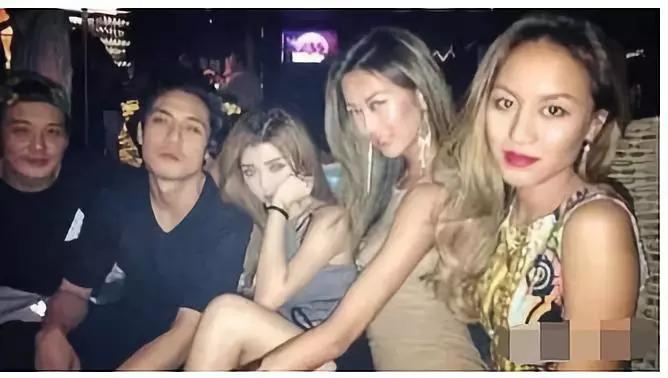 除了这些私生活，在走红毯的时候更是辣眼睛，各种胸贴男明星。