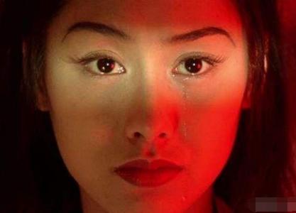 同样一滴泪:秦岚像"天上星",杨幂面无表情,她因一滴泪成经典