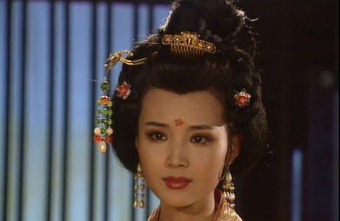魏璎珞的父亲是沈保平出演的，剧中是一个自私的人，不顾女儿的生命，只为自己的前途着想。