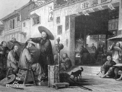 家里的巧夫人正在帮忙编辫子，一条大大的辫子就是这样子编出来的！