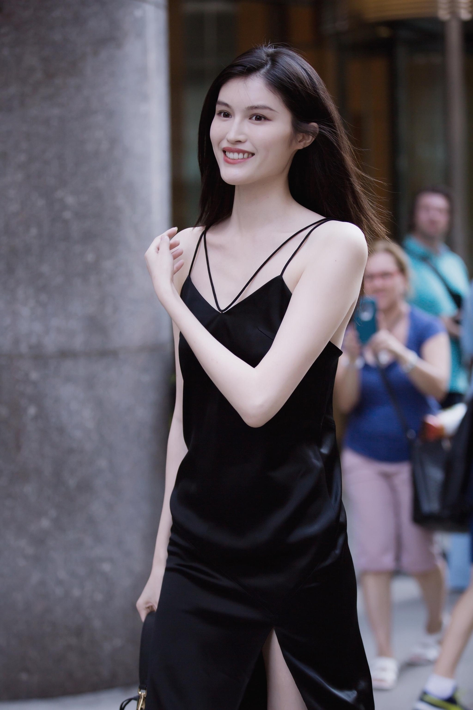 组图:何穗现身纽约面试维密秀 吊带高衩裙尽显高挑白皙