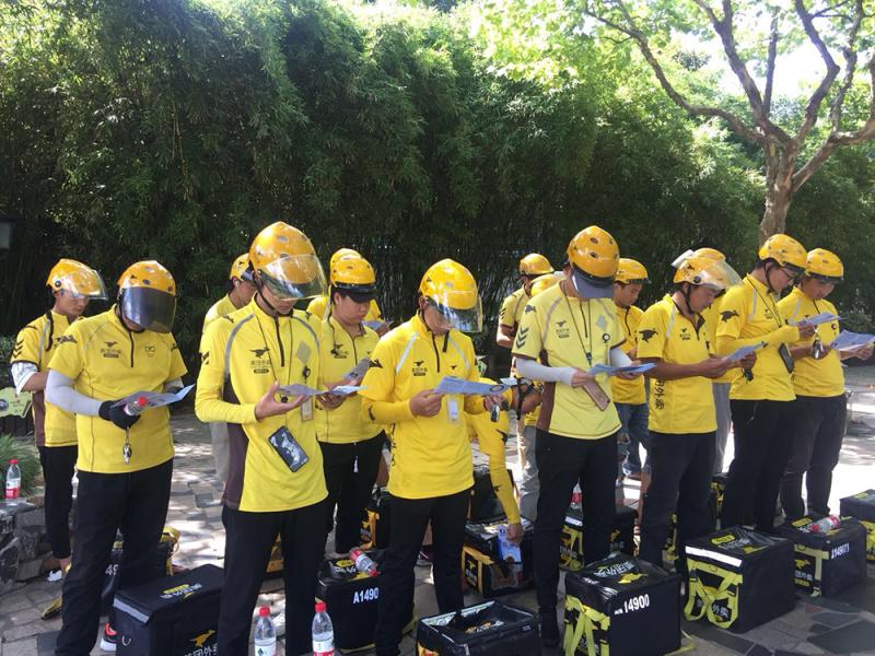 "换位体验"让骑手们知道文明骑行的重要性