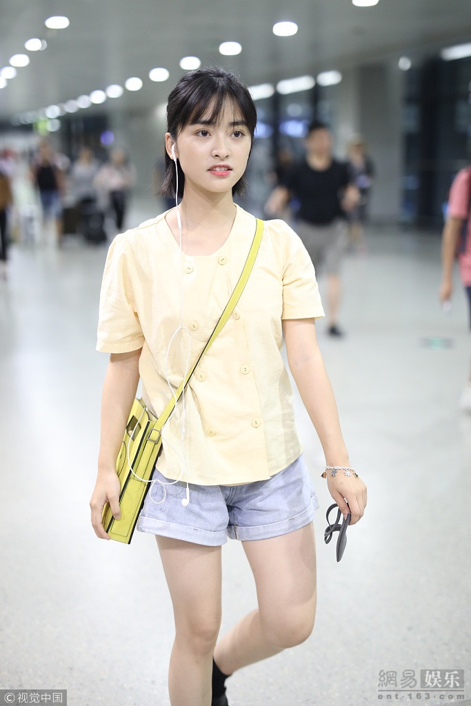 沈月造型低调 整理刘海秀美腿无星味