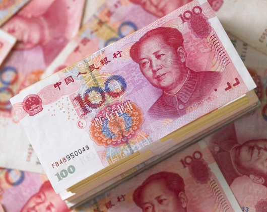 俩高三女生校外租房出租屋内发现一厚沓百元现金