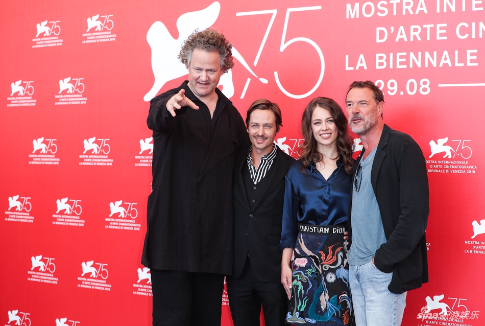 《无主之作》导演似巨人搂抱主演画面喜感