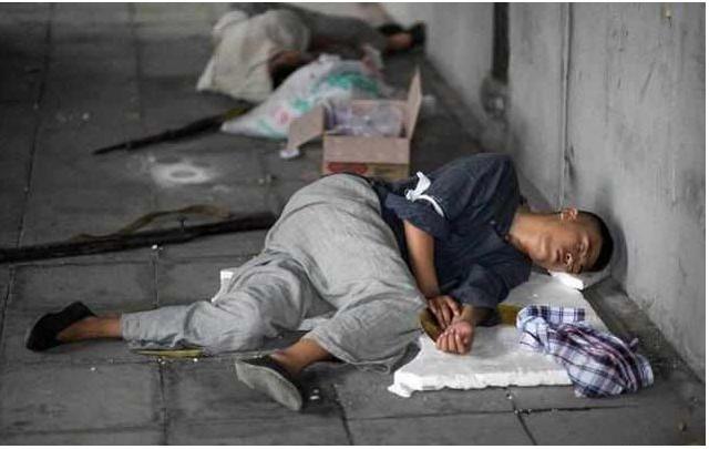 梦想一夜成名,3万横漂打地铺睡大街,一天70块也有人挤破头进来