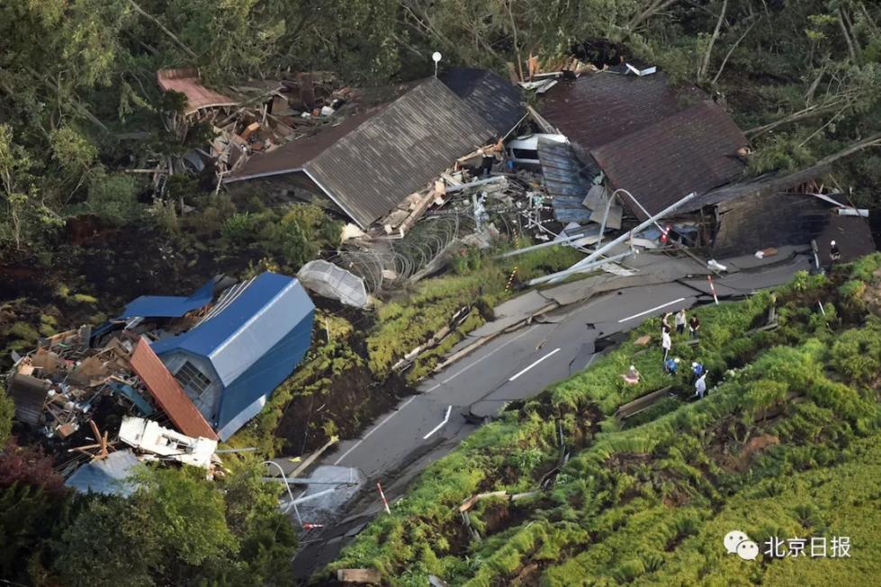 航拍画面显示，日本北海道6.7级地震中，Iburi地区有房屋被山体滑坡掩埋。东方IC