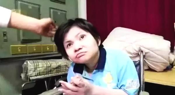 妈妈得了老年痴呆症，连吃东西和呼吸都很困难，身边必须要有人照顾。