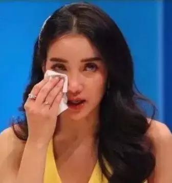 当年“哥哥”生下她后就把她交给了爷爷奶奶抚养，但为了保护Pat，他们就以父母的身份来抚养她。