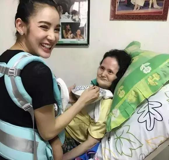 虽然家里发生了这么多事，可她还是很乐观坚强，带着孩子工作，