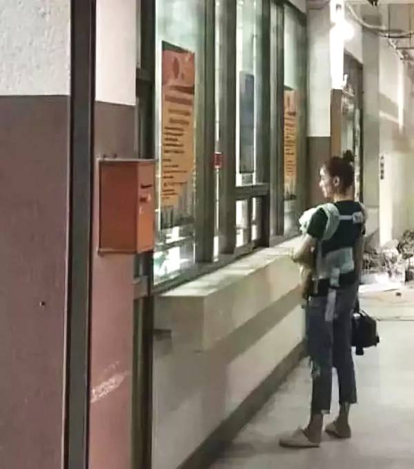 那段时间她很不好过，觉得很无助，她曾哭着在视频里说，自己最担心的就是失业。