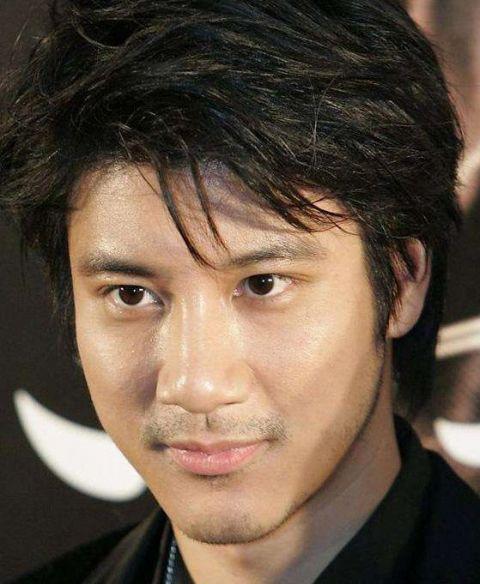 男神王力宏卸下妆容去掉滤镜后气质下降了好几分，还带着一些油光，看上去略显邋遢。