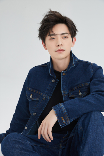 新生代男演员骆明劼时尚大片曝光,镜头中的他脸庞棱角分明,气质清爽