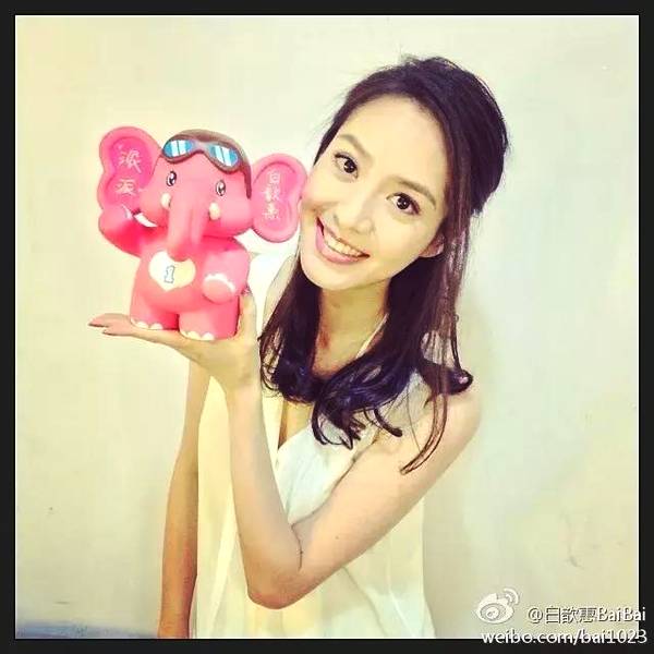 不过因为一开始出道,就拥有惊艳的外形条件,被称为“林志玲接班人”,反正也是蛮看好她的。