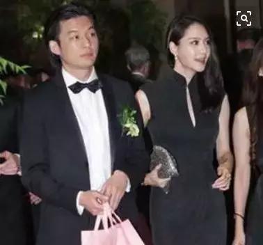 而在不久后就被爆出,两人一起见过父母,是要结婚的关系,还被爆出怀孕了。