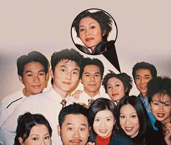 现在却山根直插额头，整个鼻子直且楞，鼻翼也变小了很多。