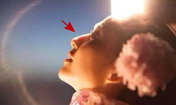 结果气得佟丽娅直接DISS摄影师袁弘：为什么把她组传的高鼻梁拍成硅胶鼻。