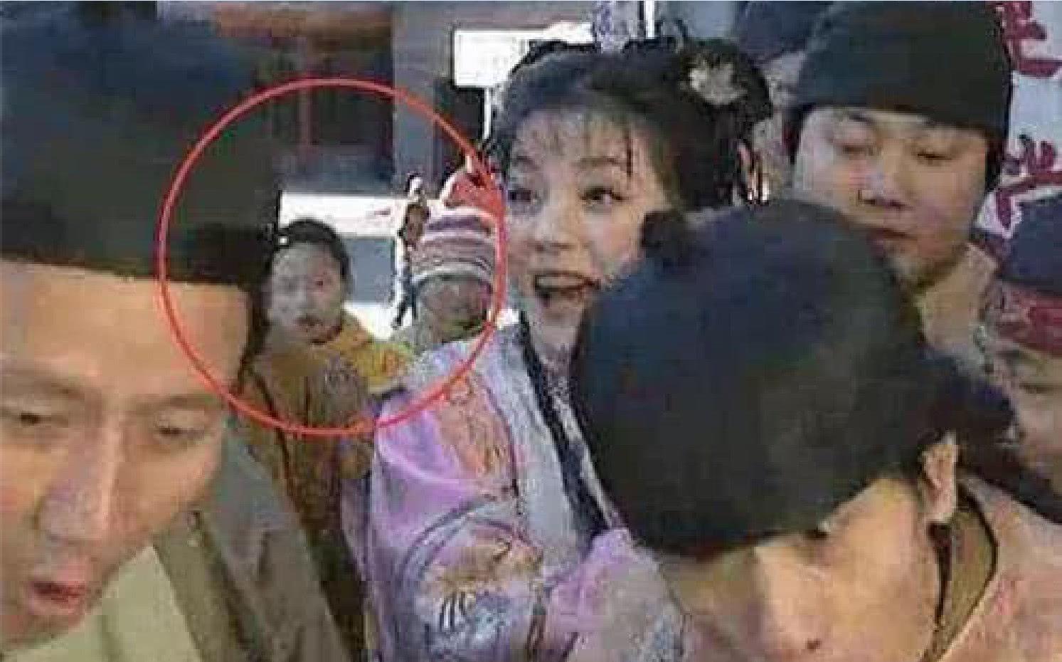 穿帮镜头三:皇阿玛就是厉害啊，都喝上了矿泉水了。别的演员是不是羡慕了啊。