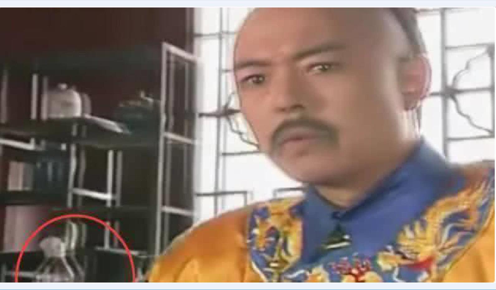 穿帮镜头四:令妃娘娘竟然穿着小皮鞋，哈哈，太时髦了啊。