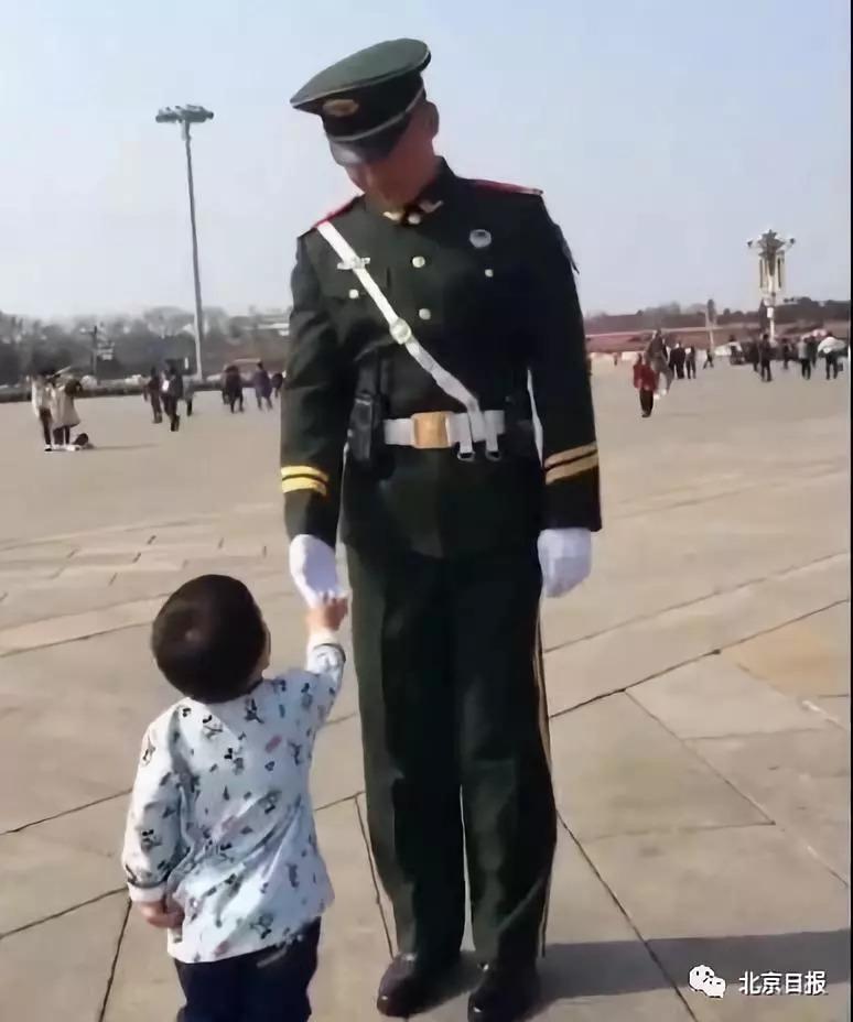 天安门广场上给3岁宝宝回礼的战士退伍了