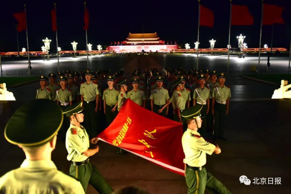 敬上最后一个执勤军礼天安门广场上给3岁宝宝回礼的战士退伍了