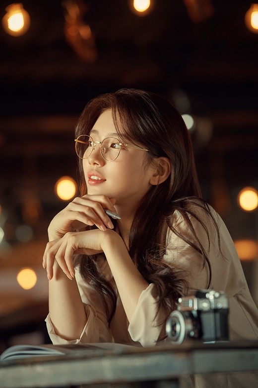 组图秀智秋季写真校园风戴眼镜似清纯大学生