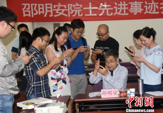 邵明安院士与采访他的记者互加微信。 孙自法 摄