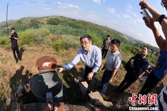 邵明安院士介绍神木试验站坡地上的实验装置。 孙自法 摄