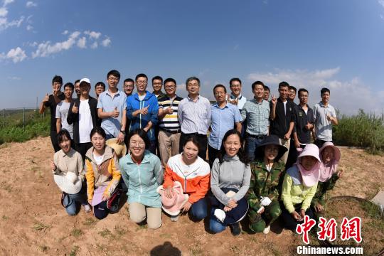 神木试验站一处研究坡地,邵明安院士同在该站培养的部分学生拍摄“全家福”。 孙自法 摄