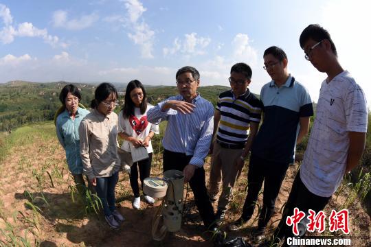 神木试验站,邵明安院士向学生讲解一个野外实验项目。 孙自法 摄