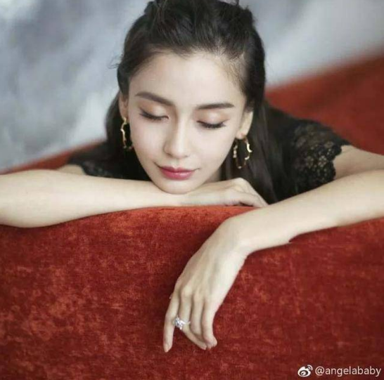 然而，baby新剧一部接着一部在官宣，而且搭档的男演员都是当红的演技派，实在让人费解。