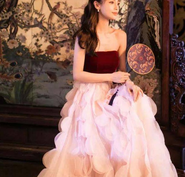 不过，baby似乎还不满足这样的资源，最近还有爆料称她截胡了李沁的新剧《了不起的儿科医生》！