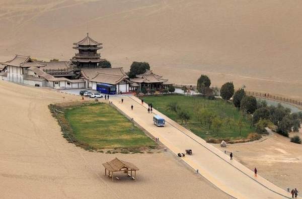 从1985年开始就“不再成月牙形”。为了不然这个泉消失，敦煌市采取了多种方式了给月牙泉补水。