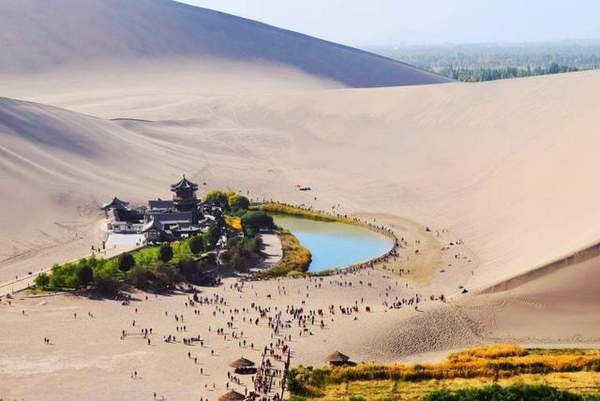 虽然采取的保护措施保留了水位，但是月牙泉这一世界级遗产也有可能将面临干涸枯竭的危险。