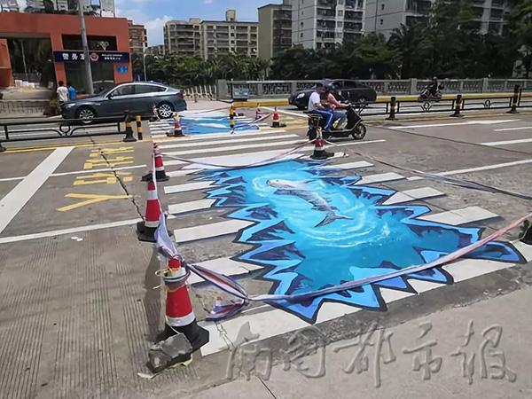 画的师傅介绍，这条斑马线是海口有关部门施划的试点3D立体斑马线，主题为“海洋世界”。