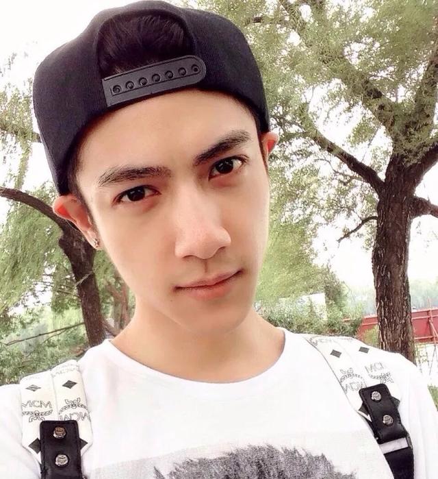 带资进组抢杨紫和邓伦的戏份拍辣眼照还男男吻靠脸翻红了