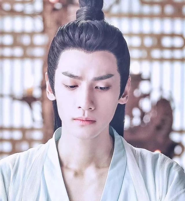 一个是眉眼长得好,剑眉斜飞,目若朗星.