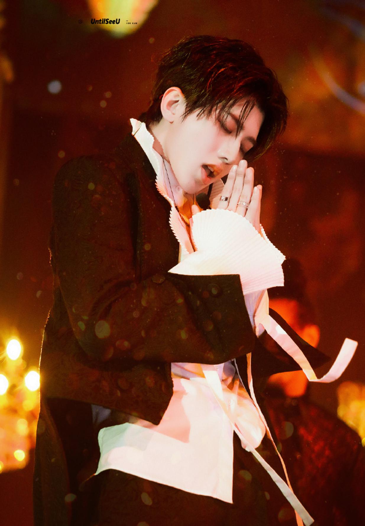 组图蔡徐坤化身暗夜王子大玩变装造型百变眼神魅惑撩人