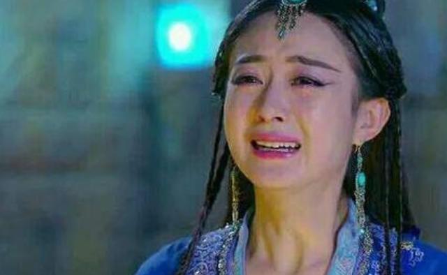 杨颖被吐槽演技差,哭戏难看,看她的哭戏后,网友:比杨颖还过分