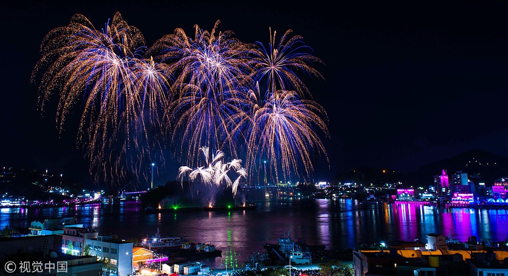 4 韩国丽水市举办烟花表演 美丽焰火点缀夜晚大海