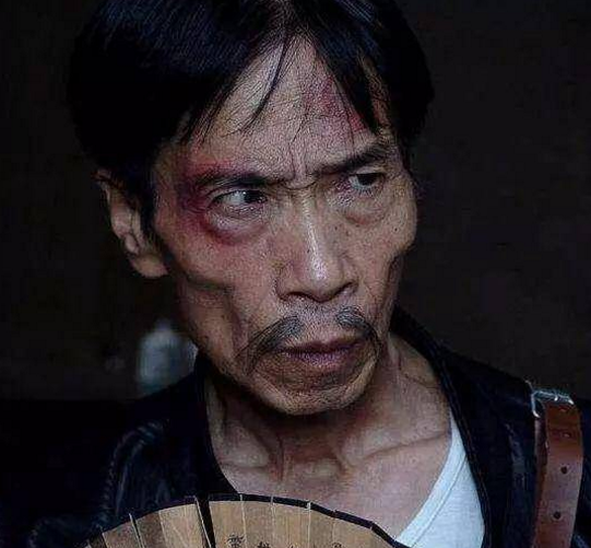 他51岁出道专演坏人演得太像遭观众殴打如今72岁仍在拍戏