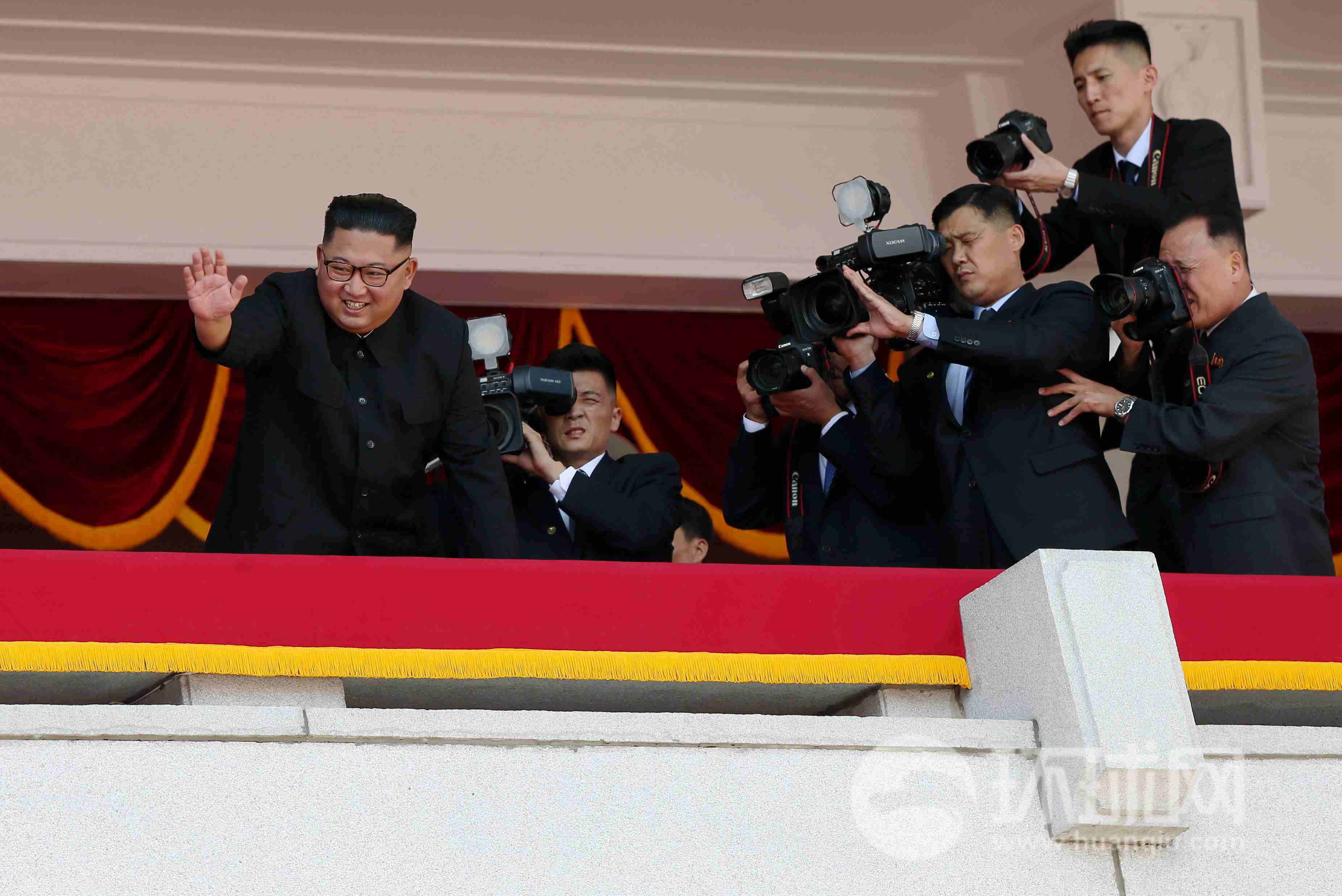 高清现场：朝鲜举行大型阅兵式庆祝人民革命军成立90周年_手机新浪网