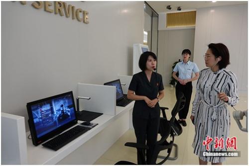 北京互联网法院法官介绍诉讼服务中心。付强 摄