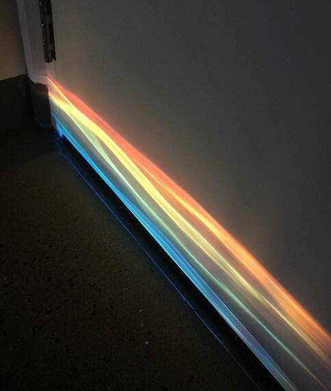 阳光透过玻璃门形成一道彩虹.