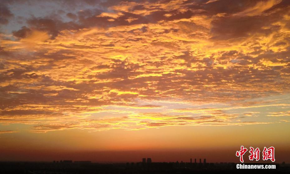 江苏扬州上空现火烧云晚霞 景色蔚为壮观