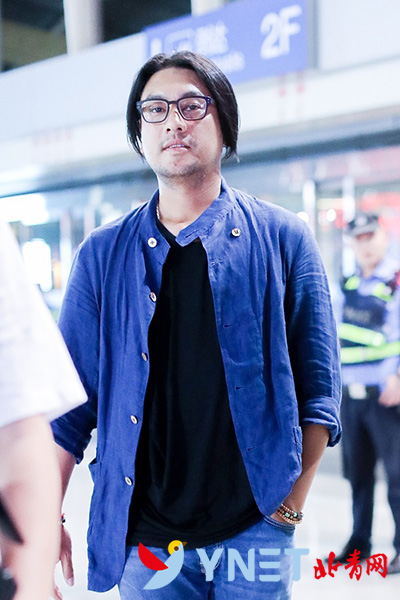 脸颊变圆露双下巴