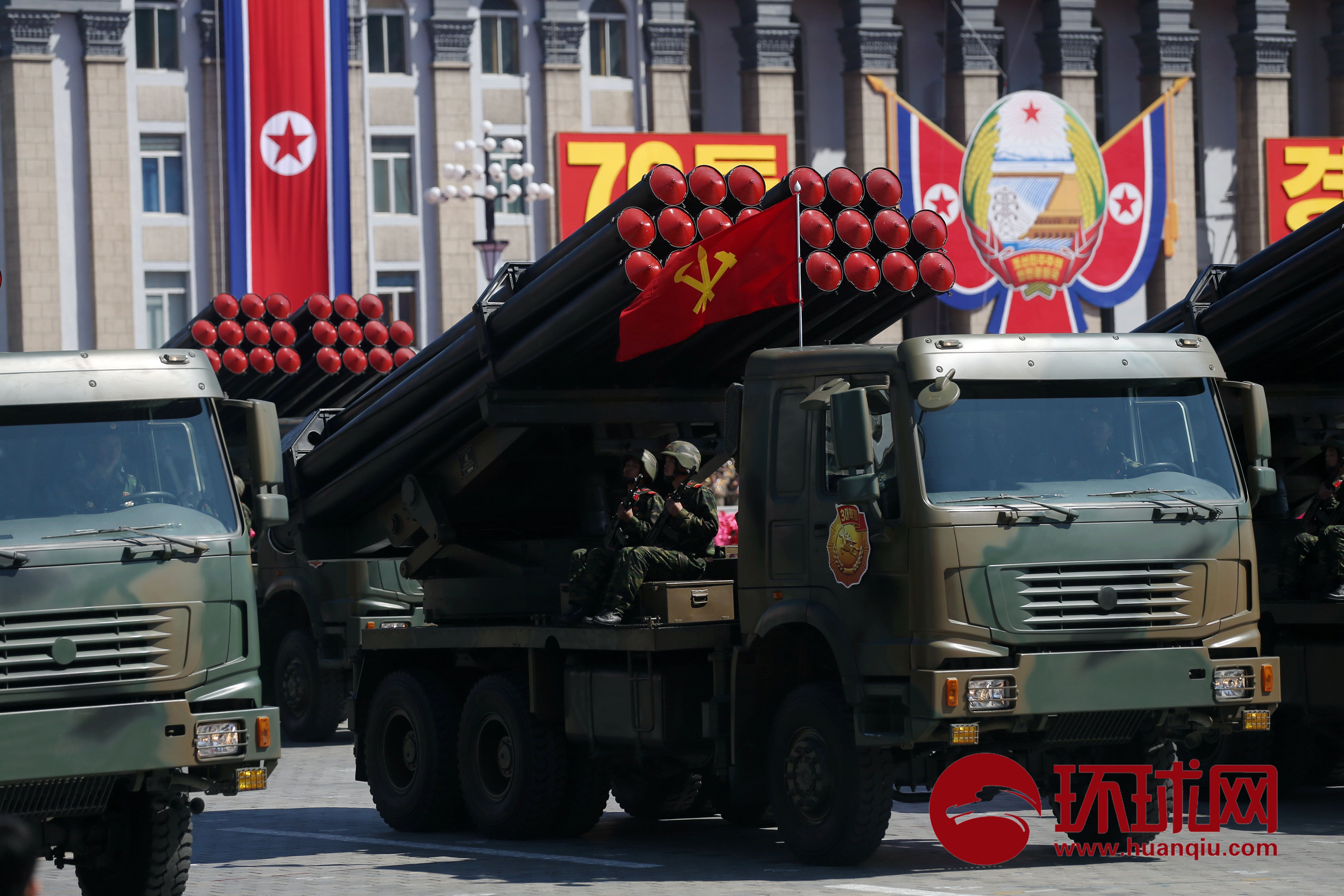 朝鲜举行阅兵式庆祝劳动党建党75周年_平壤